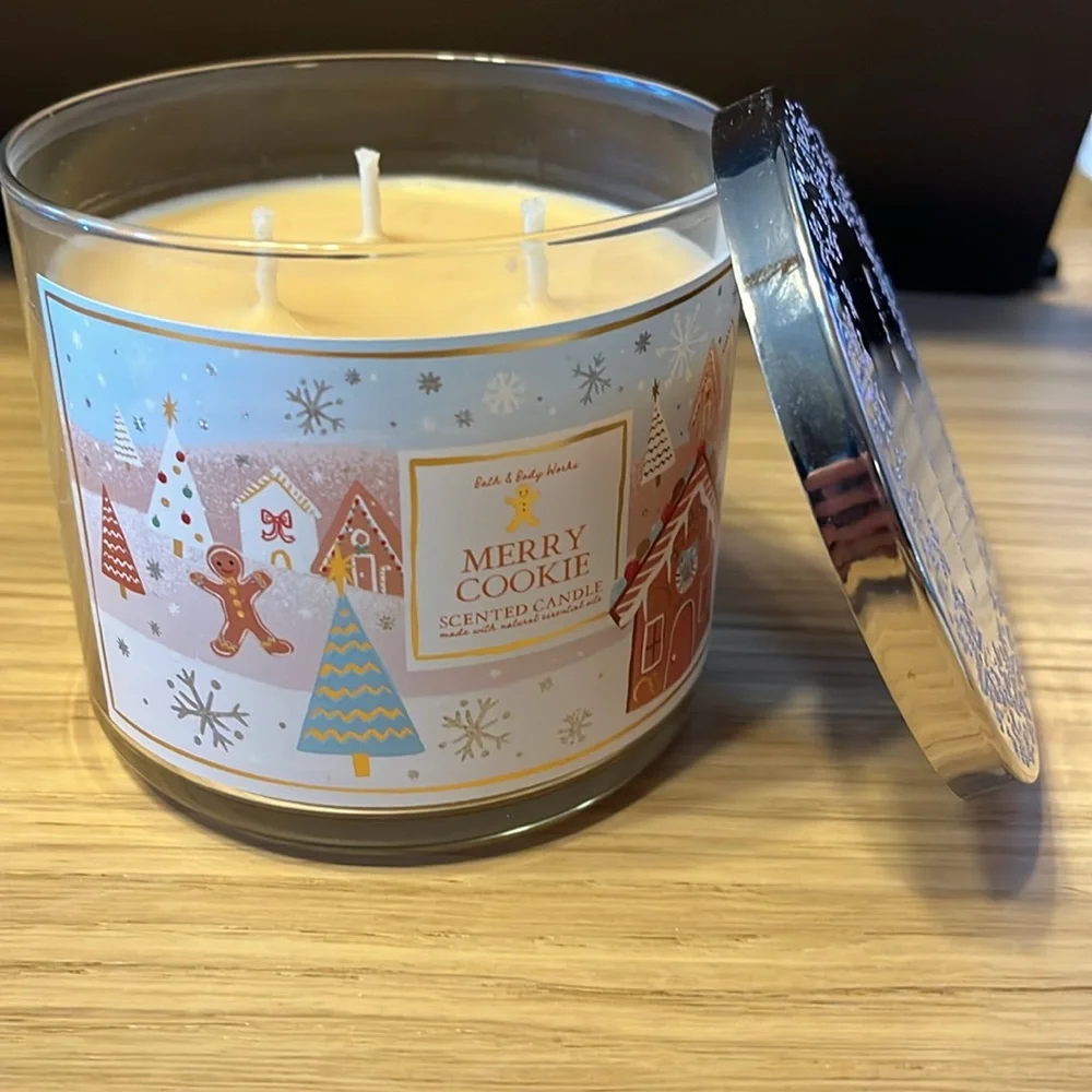 Bath & Body Works 3 Wick Candle. Merry Cookie.